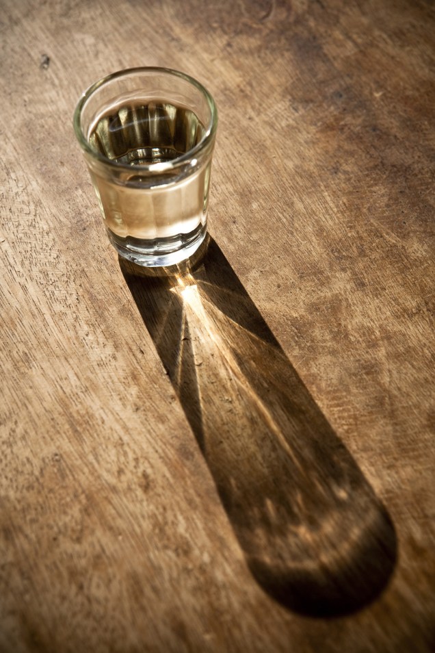 Quem gosta de cachaça pode degustar diversos rótulos caseiros produzidos em Tiradentes Quem gosta de cachaça pode degustar diversos rótulos caseiros produzidos em Tiradentes