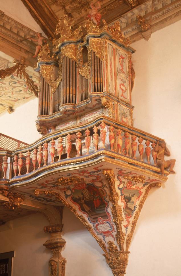 Órgão português de 1788, com fileiras de tubos e pinturas em estilo rococó, da Igreja Matriz de Santo Antônio, a principal de Tiradentes
