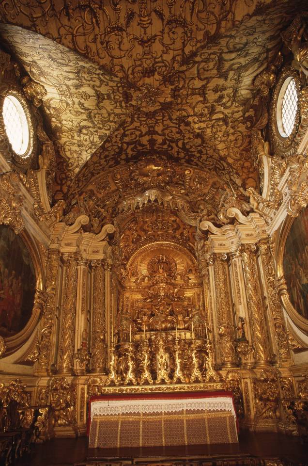 O interior da Igreja Matriz de Santo Antônio tem altar de talha dourada em estilo barroco, lustre de prata e teto feito de madeira e ouro