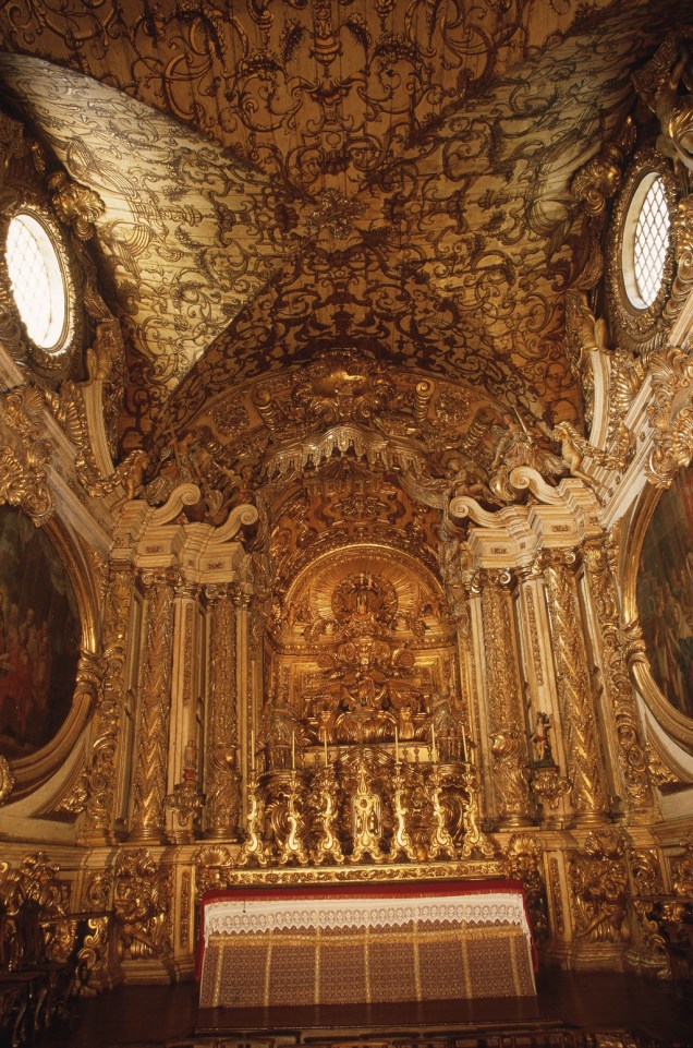 A Igreja Matriz de Santo Antônio tem altar de talha dourada em estilo barroco, lustre de prata e teto feito de madeira e ouro