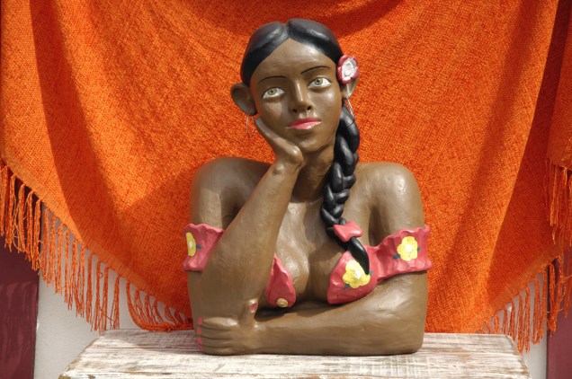 Namoradeira, uma das peças de artesanato mais tradicionais de Tiradentes – a cidade mineira é bem conhecida por suas lojinhas de artesãos Namoradeira, uma das peças de artesanato mais tradicionais de Tiradentes – a cidade mineira é bem conhecida por suas lojinhas de artesãos