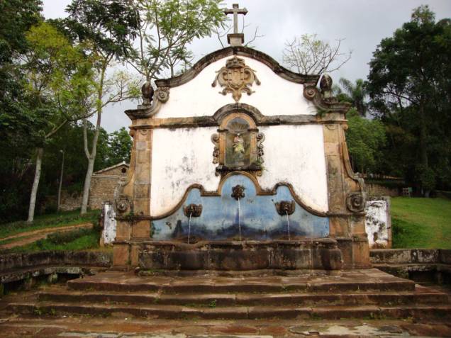 O <strong>Chafariz de São José</strong> é uma construção de 1749. Na parte de cima, há uma imagem de terracota de S. José de Botas, do século 18