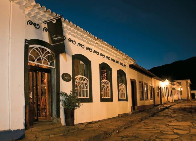 Fachada do Restaurante Tragaluz. A galinha d´angola pode ser provada ao molho escuro com vinho e risoto de pupunha Fachada do Restaurante Tragaluz. A galinha d´angola pode ser provada ao molho escuro com vinho e risoto de pupunha