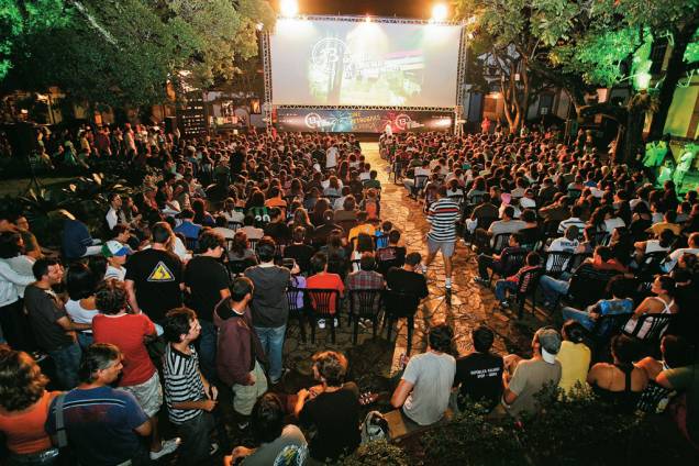 Sessão aberta da Mostra de Cinema de Tiradentes, no Cine Praça, espaço montado ao ar livre no Largo das Forras, no Centro Histórico
