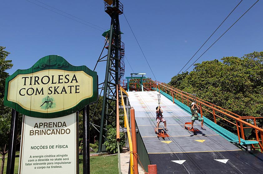 A radical brincadeira de tirolesa com skate atrai crianças