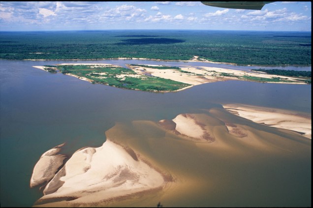 A Ilha do Bananal, no <a href="https://viajeaqui.abril.com.br/estados/br-tocantins" target="_blank">Tocantins</a>, é a maior ilha fluvial do mundo. O local é um santuário ecológico de acesso controlado que, entre setembro e março, tem 80% de sua área inundada pelas águas do Rio Araguaia