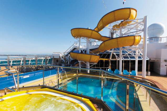 Tobogã na piscina faz a alegria das crianças a bordo Tobogã na piscina faz a alegria das crianças a bordo