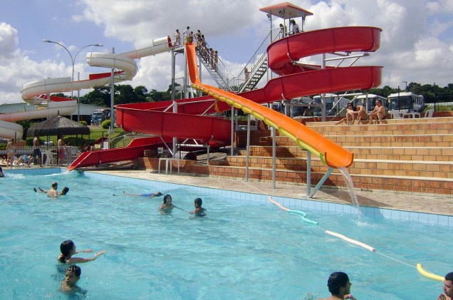 Crianças brincam nas piscinas do Parque Maeda, em Itu (SP)
