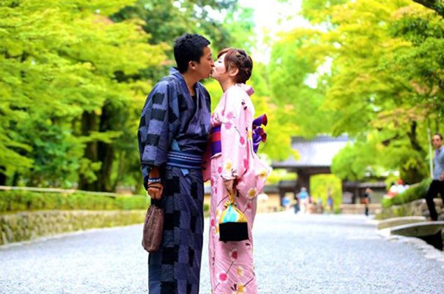 Japoneses se beijam em parque de Tóquio para o projeto 100 World Kisses, do fotógrafo Ignacio Lehmann