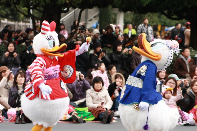 No Japão, os personagens Disney invariavelmente aparecem com vestimentas orientais. Aqui, Margarida e Donald com o <em>happi</em>, usado em festivais