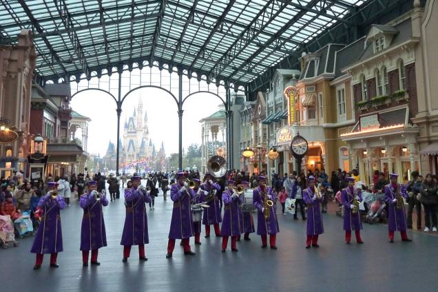 Bandinhas sempre anda para e para cá na Tokyo Disneyland Bandinhas sempre anda para e para cá na Tokyo Disneyland