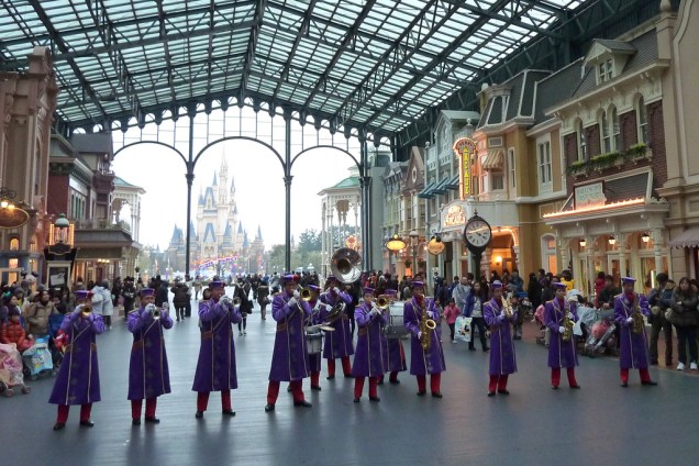 Bandinhas sempre anda para e para cá na Tokyo Disneyland