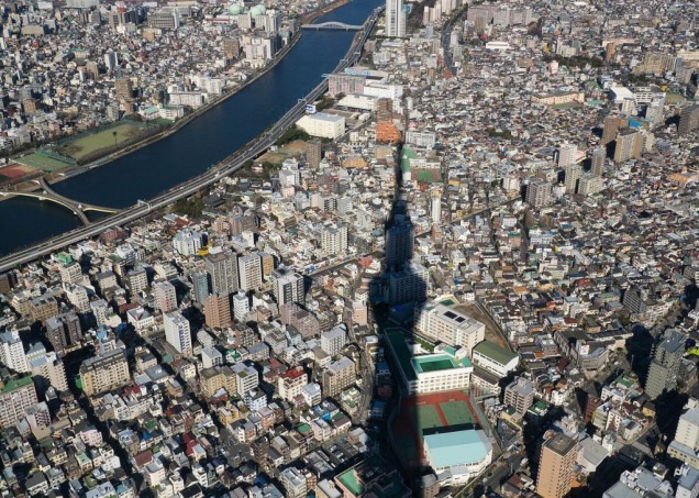 Sombra da Tokyo Skytree sobre a vizinhança