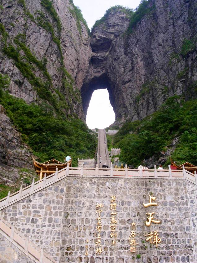 <strong>Montanha Tianmen - <a href="http://viajeaqui.abril.com.br/paises/china" rel="China " target="_blank">China </a></strong>                        Um dos atrativos da imponente Tianmen, na província de Hunan, é o seu arco, também conhecido como caverna. Aos pés da fenda existe um importante templo budista. O arco é acessível por uma escadaria de 999 degraus. Para chegar até a escadaria, é preciso enfrentar a longa, bela e sinuosa estrada Tongtian