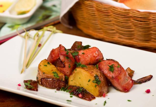 Novidade na Tapas Week, o <a href="https://viajeaqui.abril.com.br/estabelecimentos/br-sp-sao-paulo-restaurante-torero-valese" rel="Torero Valese" target="_blank"><strong>Torero </strong><strong>Valese</strong></a> serve gazpacho, a clássica sopa fria de tomates da Andaluzia; gambas al ajillo (camarões fritos em azeite com alho e páprica picante) e lula em sua tinta com creme de grão-de-bico. A tapa de chistorra, um tipo de linguiça apimentada, vem acompanhada de tomate confit, cebolas carameladas e batatas. Também no menu, brie gratinado com tomate catalão e berinjela empanada, seguido do clássico montadito de pão, tomate, jamón serrano, polvo com tomates e crisp de alho-poró.<br /><strong>Onde:</strong> Avenida Horácio Láfer, 640<br /><strong>Tel:</strong> (11) 3168-7917 <strong>Site:</strong> <a href="https://www.torerovalese.com.br/" rel="www.torerovalese.com.br" target="_blank">www.torerovalese.com.br</a> Novidade na Tapas Week, o <a href="https://viajeaqui.abril.com.br/estabelecimentos/br-sp-sao-paulo-restaurante-torero-valese" rel="Torero Valese" target="_blank"><strong>Torero </strong><strong>Valese</strong></a> serve gazpacho, a clássica sopa fria de tomates da Andaluzia; gambas al ajillo (camarões fritos em azeite com alho e páprica picante) e lula em sua tinta com creme de grão-de-bico. A tapa de chistorra, um tipo de linguiça apimentada, vem acompanhada de tomate confit, cebolas carameladas e batatas. Também no menu, brie gratinado com tomate catalão e berinjela empanada, seguido do clássico montadito de pão, tomate, jamón serrano, polvo com tomates e crisp de alho-poró.<br /><strong>Onde:</strong> Avenida Horácio Láfer, 640<br /><strong>Tel:</strong> (11) 3168-7917 <strong>Site:</strong> <a href="https://www.torerovalese.com.br/" rel="www.torerovalese.com.br" target="_blank">www.torerovalese.com.br</a>