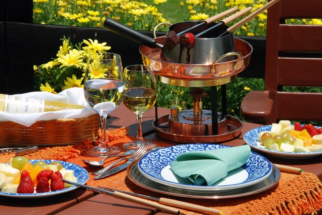 <a href="https://viajeaqui.abril.com.br/estabelecimentos/br-sp-campos-do-jordao-restaurante-toribinha-hotel-toriba" rel="Toribinha, Campos do Jordão, São Paulo"><strong>Toribinha, Campos do Jordão (SP)</strong></a><br /> É preciso fazer reserva para comer no restaurante do Hotel Toriba e provar a fondue mais pedida na casa: a bourguignonne. Cubinhos de filé-mignon, peito de frango, batata frita e torradas chegam à mesa com 14 molhos preparados no local. Nada tradicional, a de funghi armoniza os cogumelos paris, shiitake e pleurotusreúne com queijo gouda, creme de leite e kümmel (sementes de alcaravia). Para a sobremesa, frutas mergulhadas em chocolate meio amargo derretido (foto). <em>Av. Ernesto Diederichsen, 2962 (Toriba), 8,5 km, (12) 3668-5000</em> <a href="https://viajeaqui.abril.com.br/estabelecimentos/br-sp-campos-do-jordao-restaurante-toribinha-hotel-toriba" rel="Toribinha, Campos do Jordão, São Paulo"><strong>Toribinha, Campos do Jordão (SP)</strong></a><br /> É preciso fazer reserva para comer no restaurante do Hotel Toriba e provar a fondue mais pedida na casa: a bourguignonne. Cubinhos de filé-mignon, peito de frango, batata frita e torradas chegam à mesa com 14 molhos preparados no local. Nada tradicional, a de funghi armoniza os cogumelos paris, shiitake e pleurotusreúne com queijo gouda, creme de leite e kümmel (sementes de alcaravia). Para a sobremesa, frutas mergulhadas em chocolate meio amargo derretido (foto). <em>Av. Ernesto Diederichsen, 2962 (Toriba), 8,5 km, (12) 3668-5000</em>