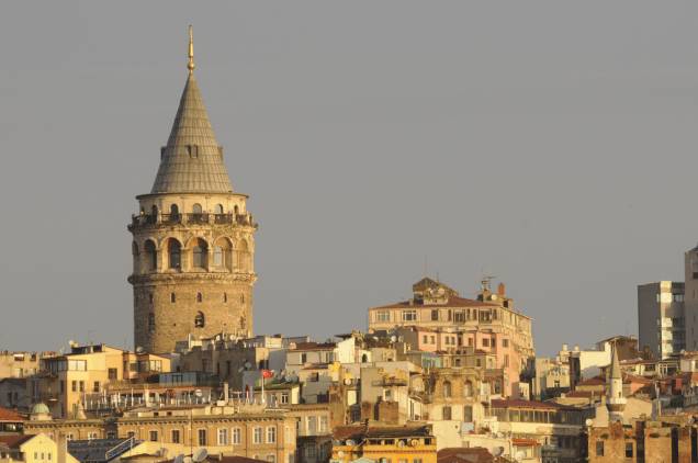 A Torre de Gálata domina o horizonte na região e é um dos pontos mais altos da cidade; é possível subir e ter uma visão panorâmica de Istambul