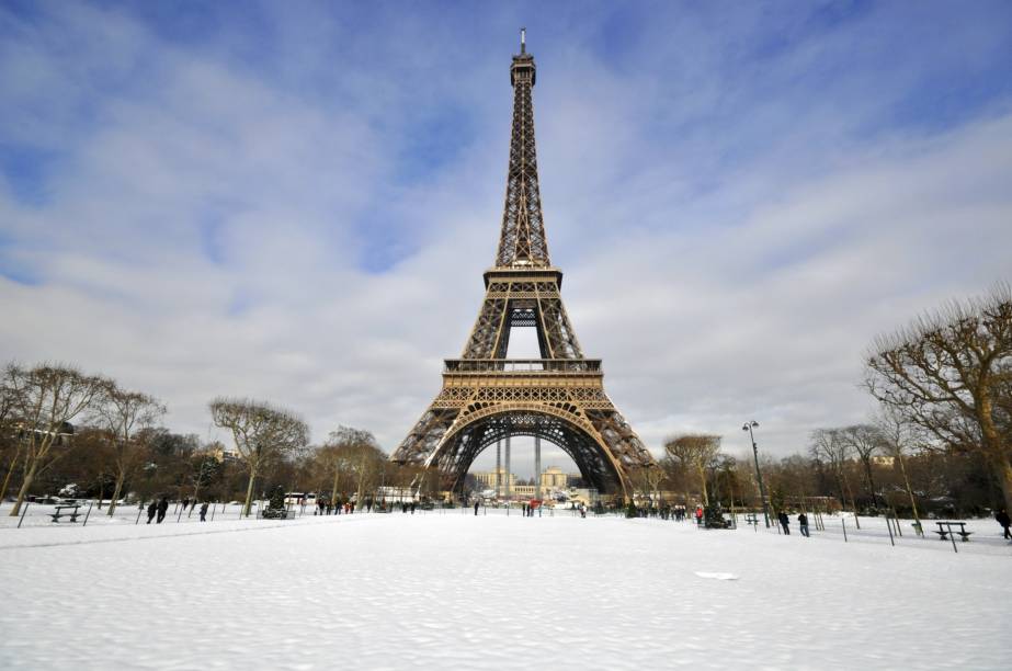 A <a href="https://viajeaqui.abril.com.br/estabelecimentos/franca-paris-atracao-torre-eiffel" rel="Torre Eiffel" target="_blank">Torre Eiffel</a> segue firme e forte como o principal cartão-postal da capital francesa, além de ser seu ponto turístico mais visitado. Ainda que as temperaturas mais baixas da estação ás vezes tornem inviáveis a subida até as suas plataformas de observação, vale caminhar pelo seu entorno