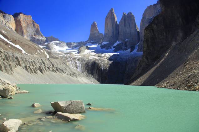 No entorno do <strong><a href="http://viajeaqui.abril.com.br/cidades/chile-torres-del-paine" rel="Parque Torres del Paine" target="_blank">Parque Torres del Paine</a></strong>, é possível encontrar um grande conjunto de geleiras, dentre as quais destaca-se a Grey, cercada pelo lago homônimo. Os lagos daqui, aliás, possuem águas em tons de azul e verde com um aspecto leitoso, decorrente da alta carga de minerais de suas encostas