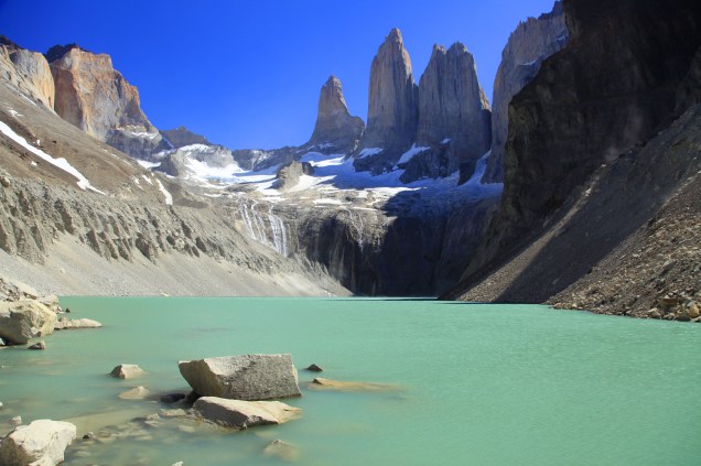 No entorno do <strong><a href="https://viajeaqui.abril.com.br/cidades/chile-torres-del-paine" rel="Parque Torres del Paine" target="_blank">Parque Torres del Paine</a></strong>, é possível encontrar um grande conjunto de geleiras, dentre as quais destaca-se a Grey, cercada pelo lago homônimo. Os lagos daqui, aliás, possuem águas em tons de azul e verde com um aspecto leitoso, decorrente da alta carga de minerais de suas encostas