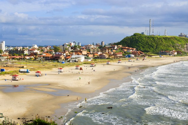 Considerado o trecho mais bonito do litoral gaúcho, a cidade de Torres tem mar esverdeado e um centrinho charmoso que convida o visitante a caminhar