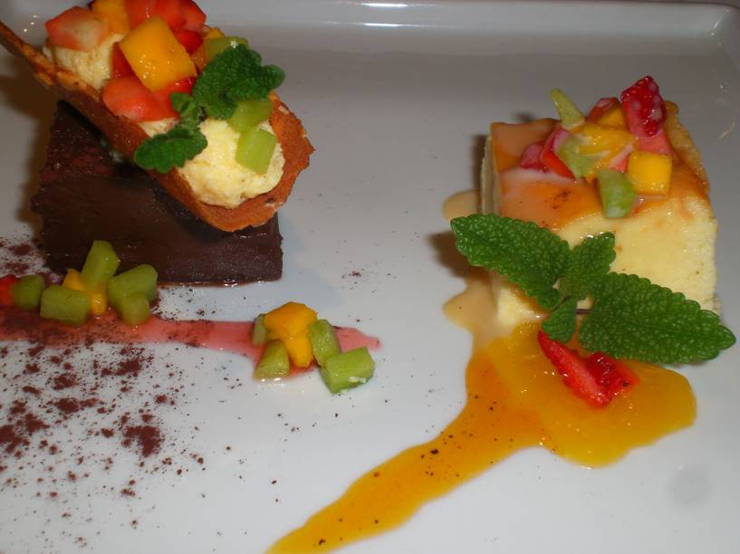 Torta de chocolate meio-amargo com telha de amêndoa e sorvete de café e flan de cinco leites com caramelos de rum e frutas, do Porto Rubaiyat