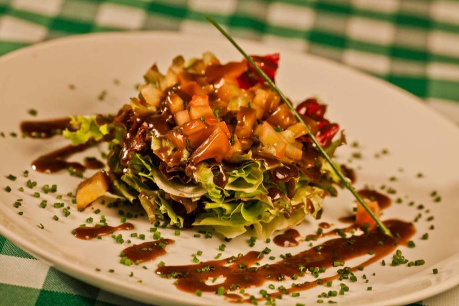 A salada du jour é a sugestão de entrada no almoço e jantar do <a href="https://viajeaqui.abril.com.br/estabelecimentos/br-df-brasilia-restaurante-toujours-bistrot" rel="Toujours Bistrot"><strong>Toujours Bistrot</strong></a>, durante a Brasília Restaurant Week