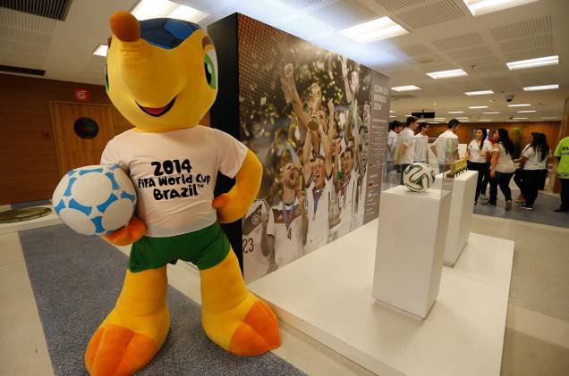 Desde a inauguração do Tour Maracanã, em outubro de 2013, cerca de 300 mil pessoas já fizeram o passeio Desde a inauguração do Tour Maracanã, em outubro de 2013, cerca de 300 mil pessoas já fizeram o passeio