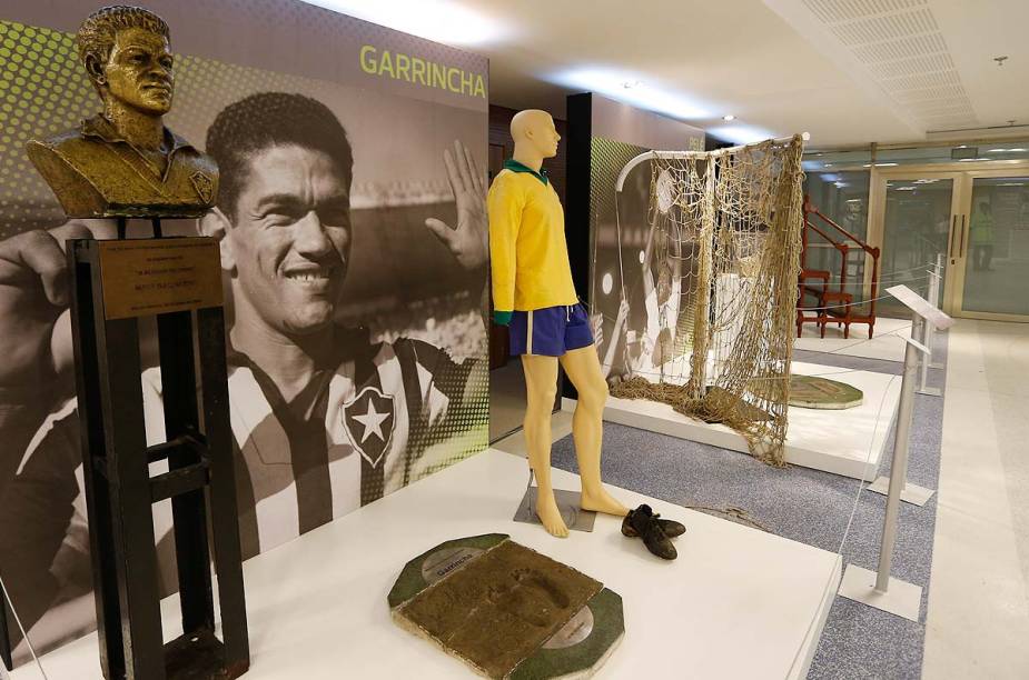 O uniforme usado por Garrincha na Copa do Mundo de 1962 é uma das grandes novidades do museu reaberto no estádio do Maracanã. Ao lado da camisa, o busto do ex-jogador e um modelo com as pernas tortas - marca registrada do craque O uniforme usado por Garrincha na Copa do Mundo de 1962 é uma das grandes novidades do museu reaberto no estádio do Maracanã. Ao lado da camisa, o busto do ex-jogador e um modelo com as pernas tortas - marca registrada do craque