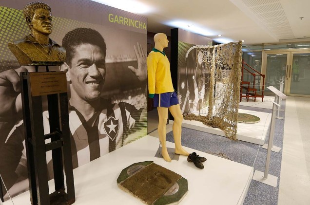 O uniforme usado por Garrincha na Copa do Mundo de 1962 é uma das grandes novidades do museu reaberto no estádio do Maracanã. Ao lado da camisa, o busto do ex-jogador e um modelo com as pernas tortas - marca registrada do craque