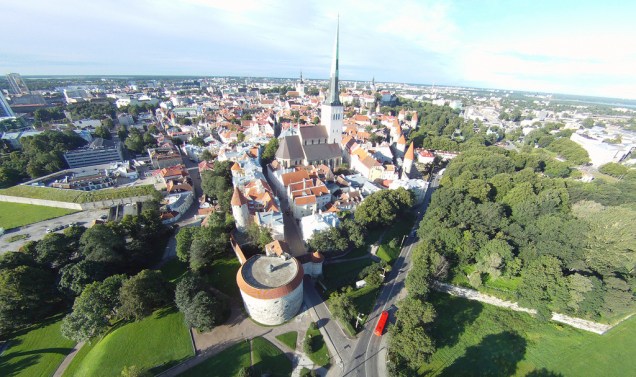 Vista aérea do Centro histórico de Tallinn, capital da Estônia. Localizada junto ao Mar Báltico, a cidade fica bem próxima à bela e organizada Helsinque, na Finlândia
