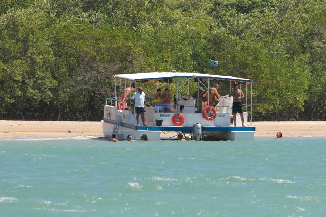 Turistas num barco em Mundaú, em Trairi (CE)