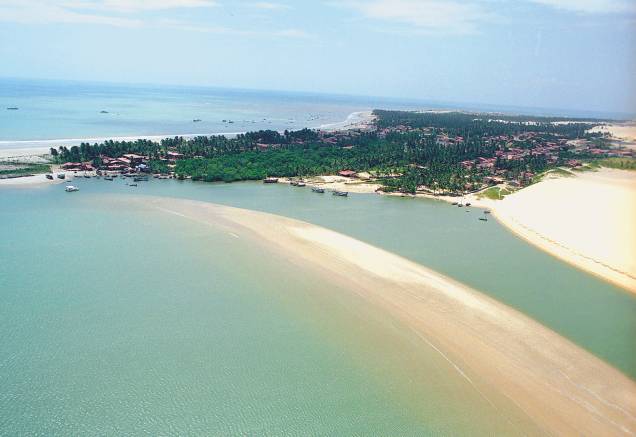 Vista aérea de praia em Fleixeiras, na Costa Sol Poente, em Trairi (CE)