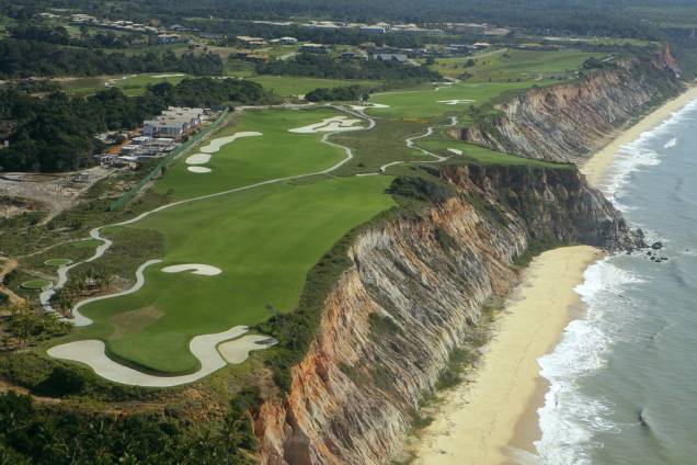 A pista de golfe é uma das opções de lazer do hotel Club Med, localizado no topo da falésia e com bela vista da Praia de Taípe