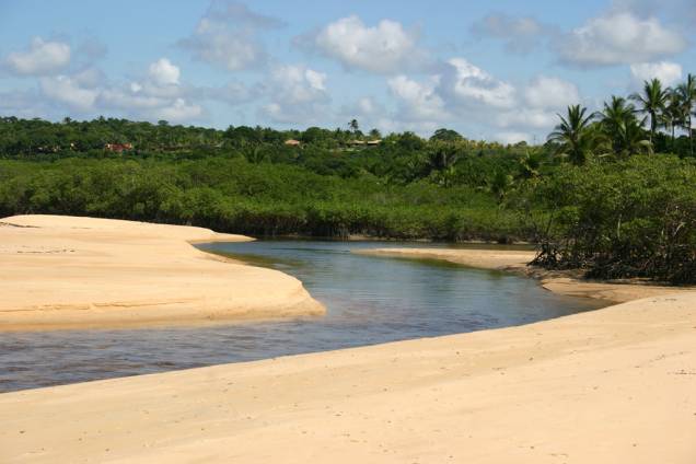 Praia do Rio da Barra tem boa faixa de areia para caminhadas, mar calmo e paisagens que impressionam