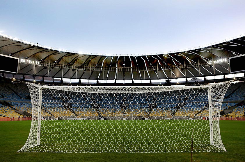 <a href="https://viajeaqui.abril.com.br/estabelecimentos/br-rj-rio-de-janeiro-atracao-estadio-do-maracana" rel="Maracanã – Rio de Janeiro:" target="_blank"><strong>Maracanã – Rio de Janeiro:</strong></a>O histórico “Maraca”, inaugurado em 1950, após quase três anos em reforma agora tem as arquibancadas, com cadeiras azuis, amarelas e brancas que junto com o verde do gramado, formam as cores da bandeira brasileira. A reforma do Maracanã também seguiu as normas de sustentabilidade da LEED.