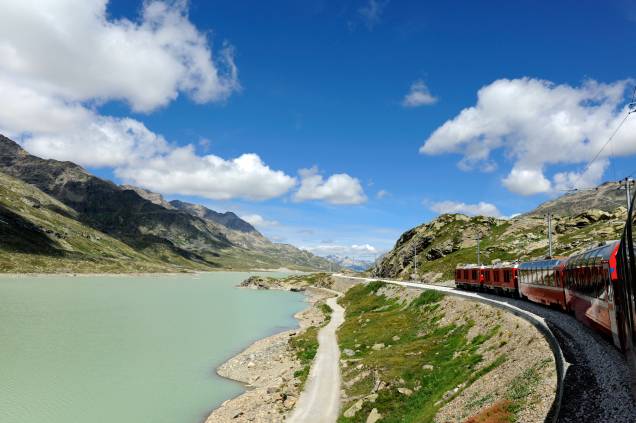 <strong>1. <a href="https://viajeaqui.abril.com.br/materias/st-moritz-esqui-e-frio-no-destino-de-inverno-mais-famoso-da-suica" rel="ST. MORITZ" target="_blank">ST. MORITZ</a> + <a href="https://viajeaqui.abril.com.br/cidades/suica-zermatt" rel="ZERMATT" target="_blank">ZERMATT</a></strong> Berço do turismo alpino na <a href="https://viajeaqui.abril.com.br/paises/suica" rel="Suíça" target="_blank">Suíça</a>, <a href="https://viajeaqui.abril.com.br/materias/st-moritz-esqui-e-frio-no-destino-de-inverno-mais-famoso-da-suica" rel="St. Moritz" target="_blank">St. Moritz</a> é o cenário da primeira noite deste pacote, no confortável <a href="https://www.monopol.ch/" rel="hotel Monopol" target="_blank">hotel Monopol</a>. Em seguida, a viagem de oito horas a bordo do <a href="https://www.glacierexpress.ch/en/Pages/default.aspx" rel="trem panorâmico Glacier Express" target="_blank">trem panorâmico Glacier Express</a> leva para uma noite em <a href="https://viajeaqui.abril.com.br/cidades/suica-zermatt" rel="Zermatt" target="_blank">Zermatt</a>, no sopé da montanha Matterhorn, no <a href="https://www.alpenresort.com/en/welcome/" rel="Alpen" target="_blank">Alpen</a>. As duas noites finais são em Interlaken, entre os lagos Thun e Brienz, no <a href="https://www.dulac-interlaken.ch/en/index.php" rel="Hotel du Lac" target="_blank">Hotel du Lac</a>. <strong>Quando: </strong>até outubro <strong>Quem leva: </strong><a href="https://www.agaxturviagens.com.br/" rel="Agaxtur" target="_blank">Agaxtur</a> <strong>Quanto: </strong>R$ 6 874 (sem aéreo) <a href="https://viajeaqui.abril.com.br/materias/dez-belas-montanhas-pelo-mundo" rel="+ As 10 mais belas montanhas do mundo" target="_blank">+ As 10 mais belas montanhas do mundo</a> <strong>1. <a href="https://viajeaqui.abril.com.br/materias/st-moritz-esqui-e-frio-no-destino-de-inverno-mais-famoso-da-suica" rel="ST. MORITZ" target="_blank">ST. MORITZ</a> + <a href="https://viajeaqui.abril.com.br/cidades/suica-zermatt" rel="ZERMATT" target="_blank">ZERMATT</a></strong> Berço do turismo alpino na <a href="https://viajeaqui.abril.com.br/paises/suica" rel="Suíça" target="_blank">Suíça</a>, <a href="https://viajeaqui.abril.com.br/materias/st-moritz-esqui-e-frio-no-destino-de-inverno-mais-famoso-da-suica" rel="St. Moritz" target="_blank">St. Moritz</a> é o cenário da primeira noite deste pacote, no confortável <a href="https://www.monopol.ch/" rel="hotel Monopol" target="_blank">hotel Monopol</a>. Em seguida, a viagem de oito horas a bordo do <a href="https://www.glacierexpress.ch/en/Pages/default.aspx" rel="trem panorâmico Glacier Express" target="_blank">trem panorâmico Glacier Express</a> leva para uma noite em <a href="https://viajeaqui.abril.com.br/cidades/suica-zermatt" rel="Zermatt" target="_blank">Zermatt</a>, no sopé da montanha Matterhorn, no <a href="https://www.alpenresort.com/en/welcome/" rel="Alpen" target="_blank">Alpen</a>. As duas noites finais são em Interlaken, entre os lagos Thun e Brienz, no <a href="https://www.dulac-interlaken.ch/en/index.php" rel="Hotel du Lac" target="_blank">Hotel du Lac</a>. <strong>Quando: </strong>até outubro <strong>Quem leva: </strong><a href="https://www.agaxturviagens.com.br/" rel="Agaxtur" target="_blank">Agaxtur</a> <strong>Quanto: </strong>R$ 6 874 (sem aéreo) <a href="https://viajeaqui.abril.com.br/materias/dez-belas-montanhas-pelo-mundo" rel="+ As 10 mais belas montanhas do mundo" target="_blank">+ As 10 mais belas montanhas do mundo</a>