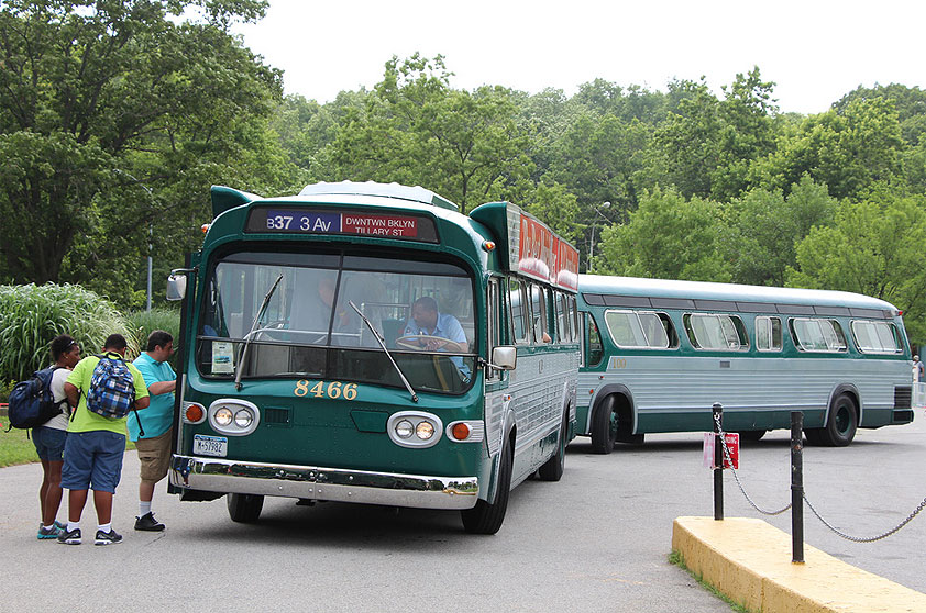 Essa não é a primeira vez que a companhia de transportes públicos da cidade realiza eventos nostálgicos como este; as fotos desse álbum, por exemplo, ilustram um evento realizado em julho de 2013 (em pleno verão)