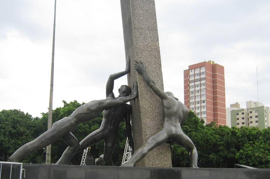 Na praça Pedro Ludovico Teixeira (antiga Praça Cívica), o Monumento às Três Raças faz uma homenagem aos construtores da cidade de Goiânia - índios, brancos e negros. A escultura de 300 quilos de bronze foi criada pela artista plástica Neusa Moraes em 1968