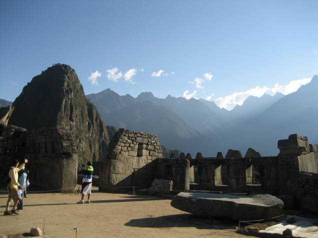 Três ventanas, uma construção característica da arquitetura inca em Machu Picchu, concebida com enormes blocos de pedra finamente talhados e encaixados à perfeição. Fica de frente para a Praça Principal e mira para o Putucusi, um dos Apus, ou montanhas sagradas, no entorno do destino. As janelas representariam os três níveis em que os incas dividiam o mundo: o céu (vida espiritual), a terra (vida mundana) e o subterrâneo (vida interior). A construção está integrada ao Templo Principal, palco dos cultos mais importantes da época incaica