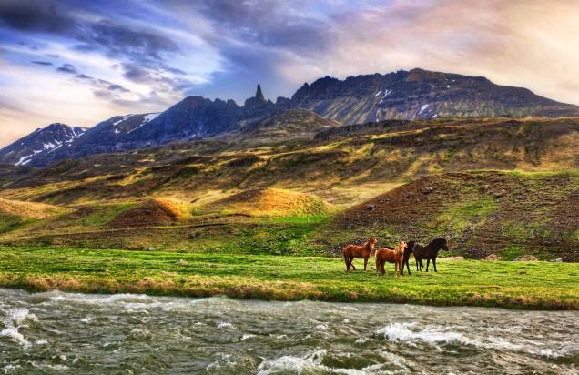 <strong>1. <a href="http://viajeaqui.abril.com.br/paises/islandia" rel="Islândia" target="_self">Islândia</a> </strong>                        Donas de uma beleza única e imponente, as montanhas islandesas são uma das marcas registradas das paisagens nórdicas