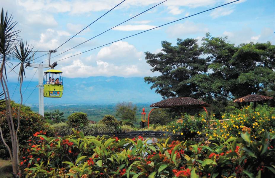 No entorno de Armenia, capital do departamento de Quindío, está o<strong> Parque Nacional del Café</strong>. É uma mistura de museu a céu aberto com parque de diversões. O teleférico da foto leva de uma ponta à outra da área que soma 52 hectares
