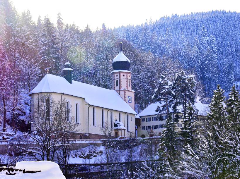 A cidade é outra boa porta de entrada para a Floresta Negra e destaca-se com suas belas construções e a imponência da natureza. Por aqui, é possível encontrar muitas flores, cachoeiras e esquilos, que interagem bastante com os visitantes. A cidade também ficou popularmente conhecida por seus relógios cuco e por suas ótimas opções de restaurantes e lojinhas, com fondues e chocolates. <a href="https://www.booking.com/city/de/triberg.pt-br.html?aid=332455&label=viagemabril-vilasalemanha" target="_blank" rel="noopener"><em>Busque hospedagens em Triberg no Booking.com</em></a> A cidade é outra boa porta de entrada para a Floresta Negra e destaca-se com suas belas construções e a imponência da natureza. Por aqui, é possível encontrar muitas flores, cachoeiras e esquilos, que interagem bastante com os visitantes. A cidade também ficou popularmente conhecida por seus relógios cuco e por suas ótimas opções de restaurantes e lojinhas, com fondues e chocolates. <a href="https://www.booking.com/city/de/triberg.pt-br.html?aid=332455&label=viagemabril-vilasalemanha" target="_blank" rel="noopener"><em>Busque hospedagens em Triberg no Booking.com</em></a>