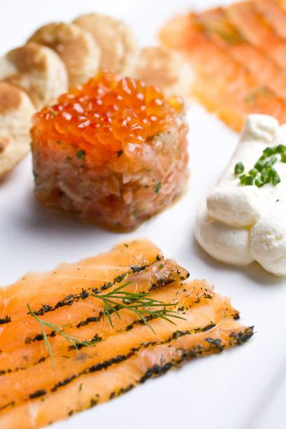 Trilogia de salmão com blinis e creme azedo do restaurante Duo, no Rio de Janeiro