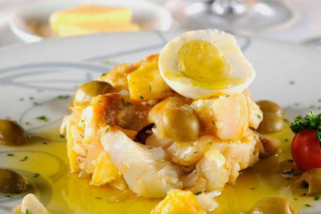 <a href="https://viajeaqui.abril.com.br/estabelecimentos/br-sp-sao-paulo-restaurante-trindade" rel="Trindade (São Paulo)"><strong>Trindade</strong></a><strong> (São Paulo)</strong><br /> <br /> A chef portuguesa Ilda Vinagre incrementou o cardápio especialmente para a Páscoa. A entrada conta com <strong>torta de massa folhada acompanhada com tomate e parmesão gratinado</strong> na entrada (R$ 35). No prato principal, o cliente poderá escolher entre duas opções: <strong>bacalhau com batatas crocantes e lentilhas na mostarda</strong> (<em>foto</em>) (R$ 98) ou o <strong>charlotte de pato com molho de uva e vinagre</strong> (R$ 85). Na sobremesa será servida uma torta de laranja e limão (R$ 19) <a href="https://viajeaqui.abril.com.br/estabelecimentos/br-sp-sao-paulo-restaurante-trindade" rel="Trindade (São Paulo)"><strong>Trindade</strong></a><strong> (São Paulo)</strong><br /> <br /> A chef portuguesa Ilda Vinagre incrementou o cardápio especialmente para a Páscoa. A entrada conta com <strong>torta de massa folhada acompanhada com tomate e parmesão gratinado</strong> na entrada (R$ 35). No prato principal, o cliente poderá escolher entre duas opções: <strong>bacalhau com batatas crocantes e lentilhas na mostarda</strong> (<em>foto</em>) (R$ 98) ou o <strong>charlotte de pato com molho de uva e vinagre</strong> (R$ 85). Na sobremesa será servida uma torta de laranja e limão (R$ 19)