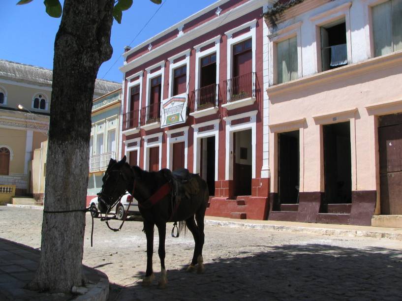 O município fica localizado no Planalto da Borborema, numa altitude média de 1010 metros, o que faz com que as temperaturas por lá sejam mais amenas. Seu ponto culminante fica no o Pico do Papagaio, com 1.260 metros de altitude