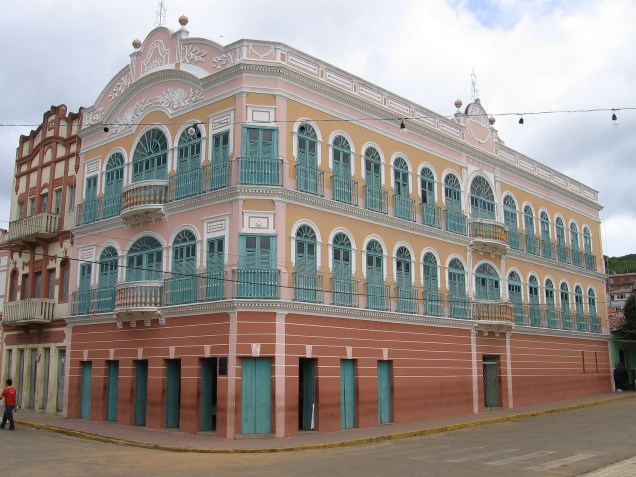 O Theatro Cinema Guarany, inaugurado em 1922 e construído com rocha e óleo de baleia, é um dos prédios mais charmosos de Triunfo, refletindo a herança arquitetônica local