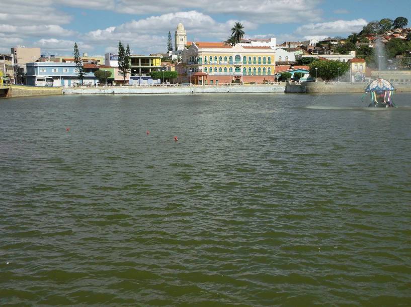 O clima de Triunfo é conhecido como Tropical de Altitude, com temperatura média anual de 21 ºC, oscilando entre a mínima de 16 ºC e a máxima de 26 ºC. Contudo, no inverno a cidade já registrou 11 ºC, o bastante para tirar o casaco do armário por lá