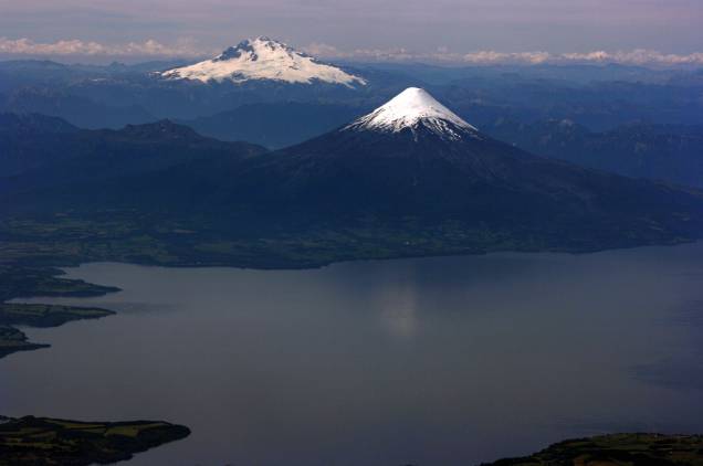 Vista aérea do Cerro Tronador, na fronteira do Chile com a Argentina, e o vulcão Osorno
