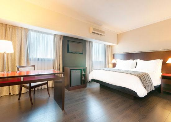 Uma das suítes do <strong>Tryp Iguatemi</strong>, localizado em <a href="https://viajeaqui.abril.com.br/cidades/br-sp-sao-paulo" rel="São Paulo" target="_blank">São Paulo</a>, <a href="https://viajeaqui.abril.com.br/estados/br-sao-paulo" rel="São Paulo" target="_blank">São Paulo</a>